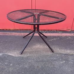 1 Metal wrought iron round dining patio lawn table only. No chairs