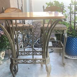 Hightop table and chairs