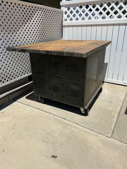 INDUSTRIAL HEAVY DUTY LOCKER TABLE
