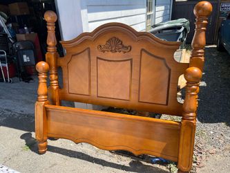 Queen Size Knotty Pine Cannonball Bed