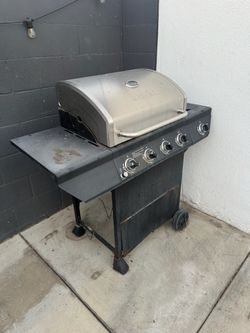 4-Burner Gas Grill - READ DESCRIPTION