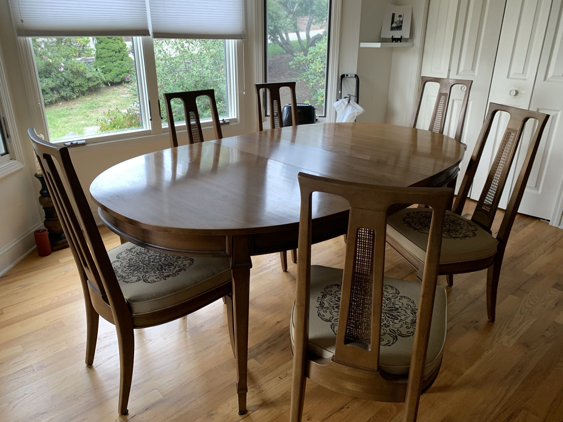 Dining Room Table And Chairs With Matching China Cabinet. 