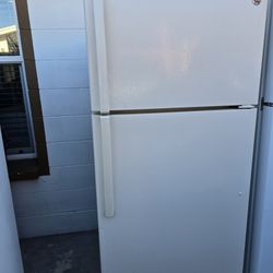 GE  REFRIGERATOR BEIGE (H64" W28" D29") 
WORKS PERFECTLY