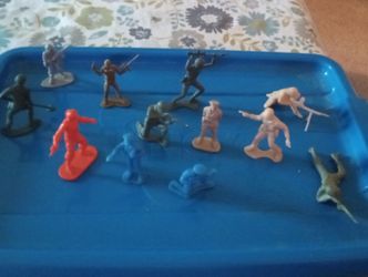 Army men 575 pieces all colors and the box too.
