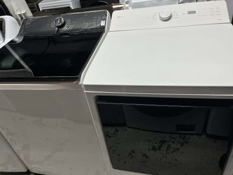 LG
27 Inch Wide 5.5 Cu. Ft. Top Load Washer and 27 Inch Wide 7.3 Cu. Ft. Gas Dryer Laundry Pair with  Agitator