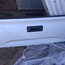 Tailgate Toyota Tacoma