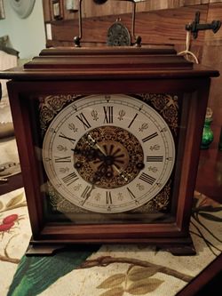 Vintage Linden Mechanical Bracket / Mantel Clock – Made in Germany (With Key & Pendulum)