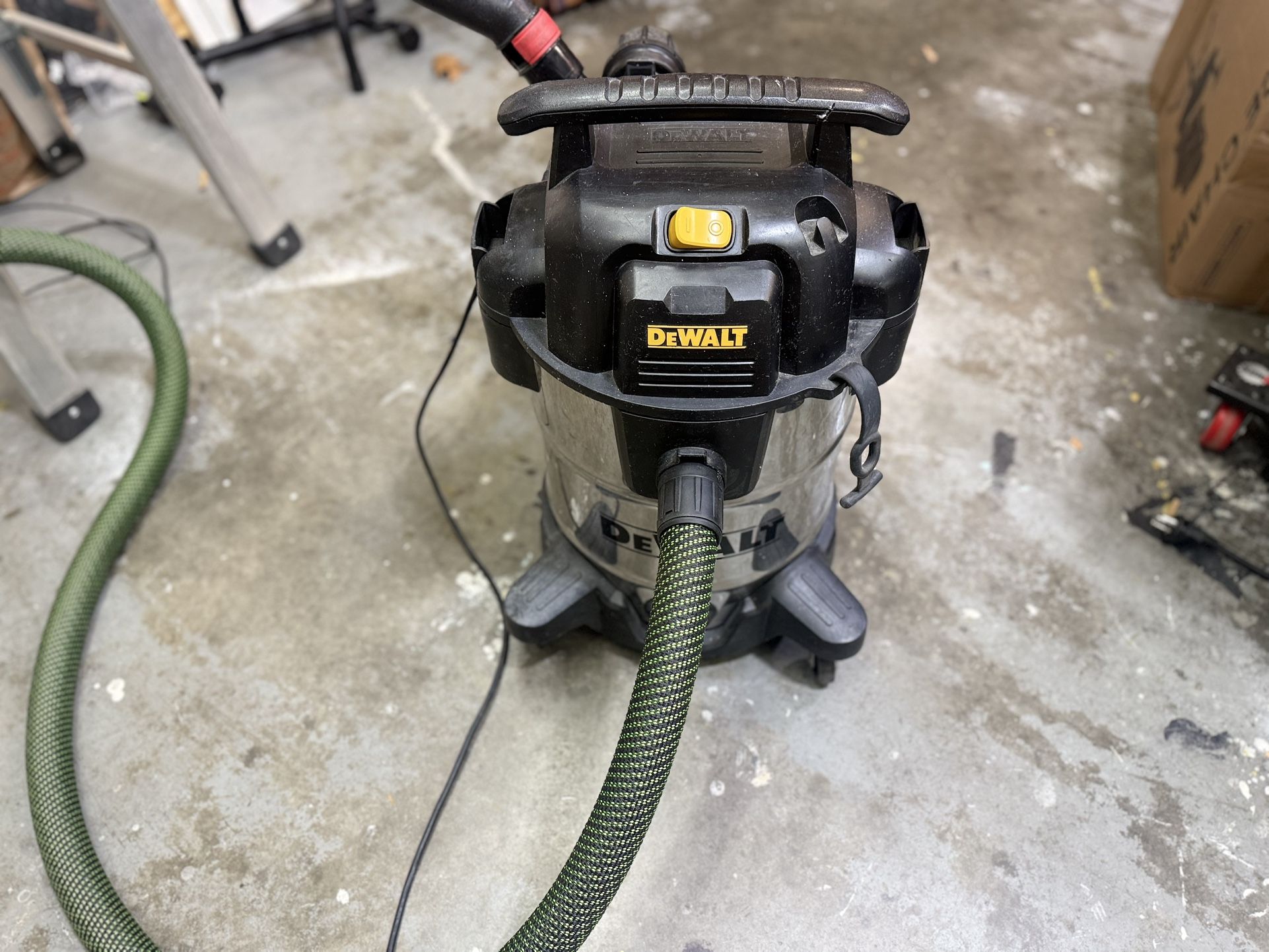 DEWALT 10-Gallon Wet/Dry Shop Vac Heavy Duty
