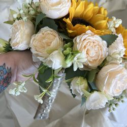 Bridal Boquet, 4 Bridesmaid Boquet And 2 Flower Girls Boquet