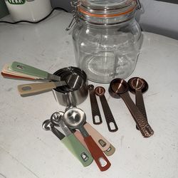 Metal measuring cups