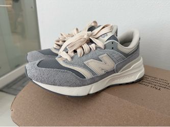 New Balance 997R Women’s (Size 7)