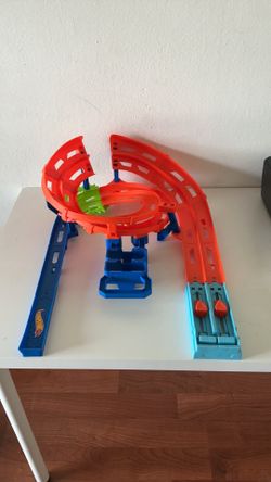 Moving sale HotWheel 2 car race track folds