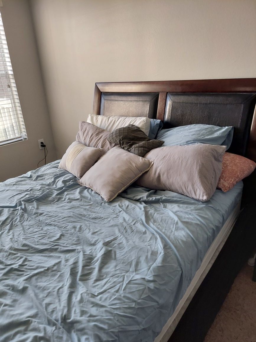 Queen Bed Set w/ Queen size mattress