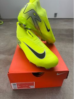 BRAND NEW NIKE- Youth Size 3 Soccer Cleats!!