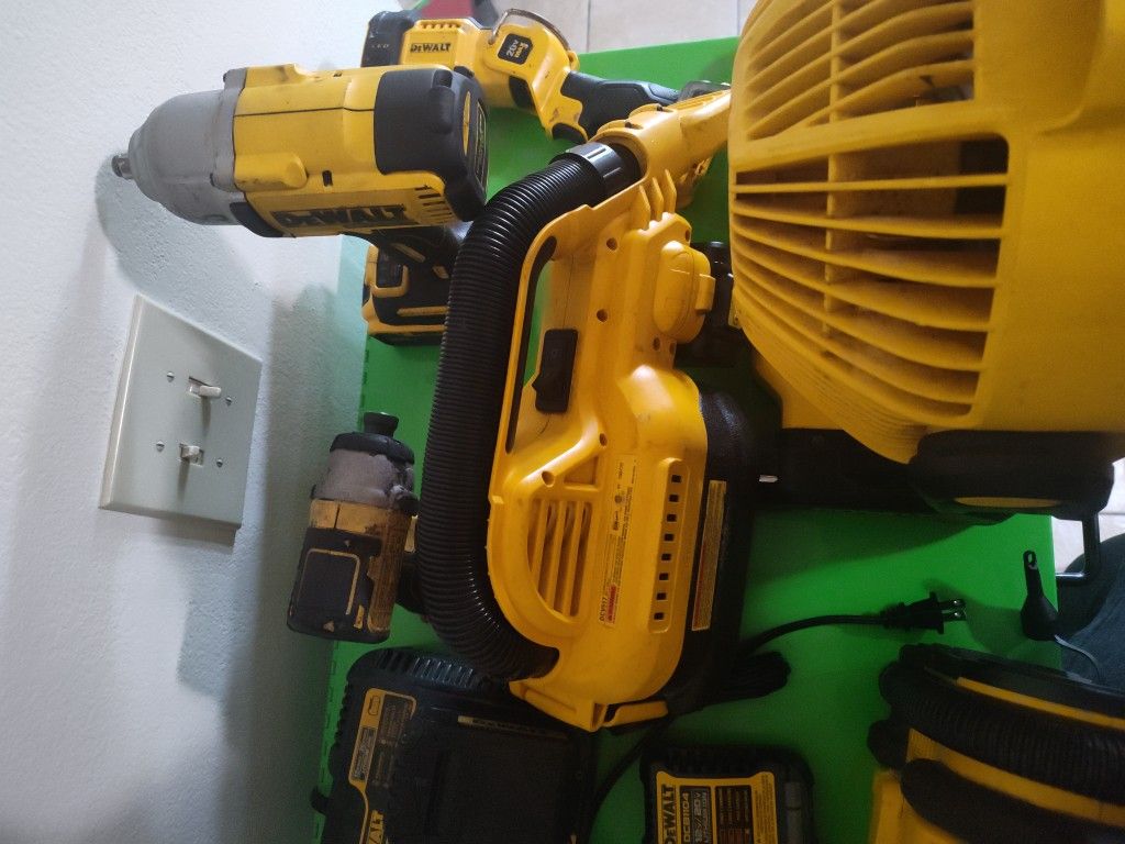 DeWalt Half Gallon Vacuum