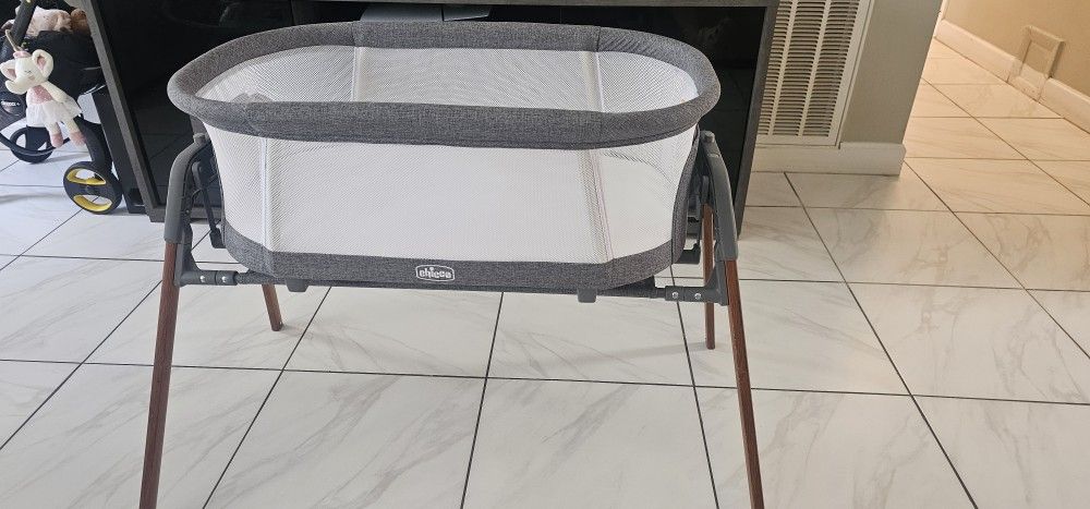 Chicco - Lullaglide 3 In 1 Stationary Baby Bassinet