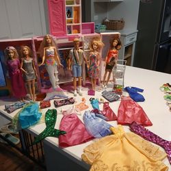 Barbie Closet With 6 Dolls And Accessories 