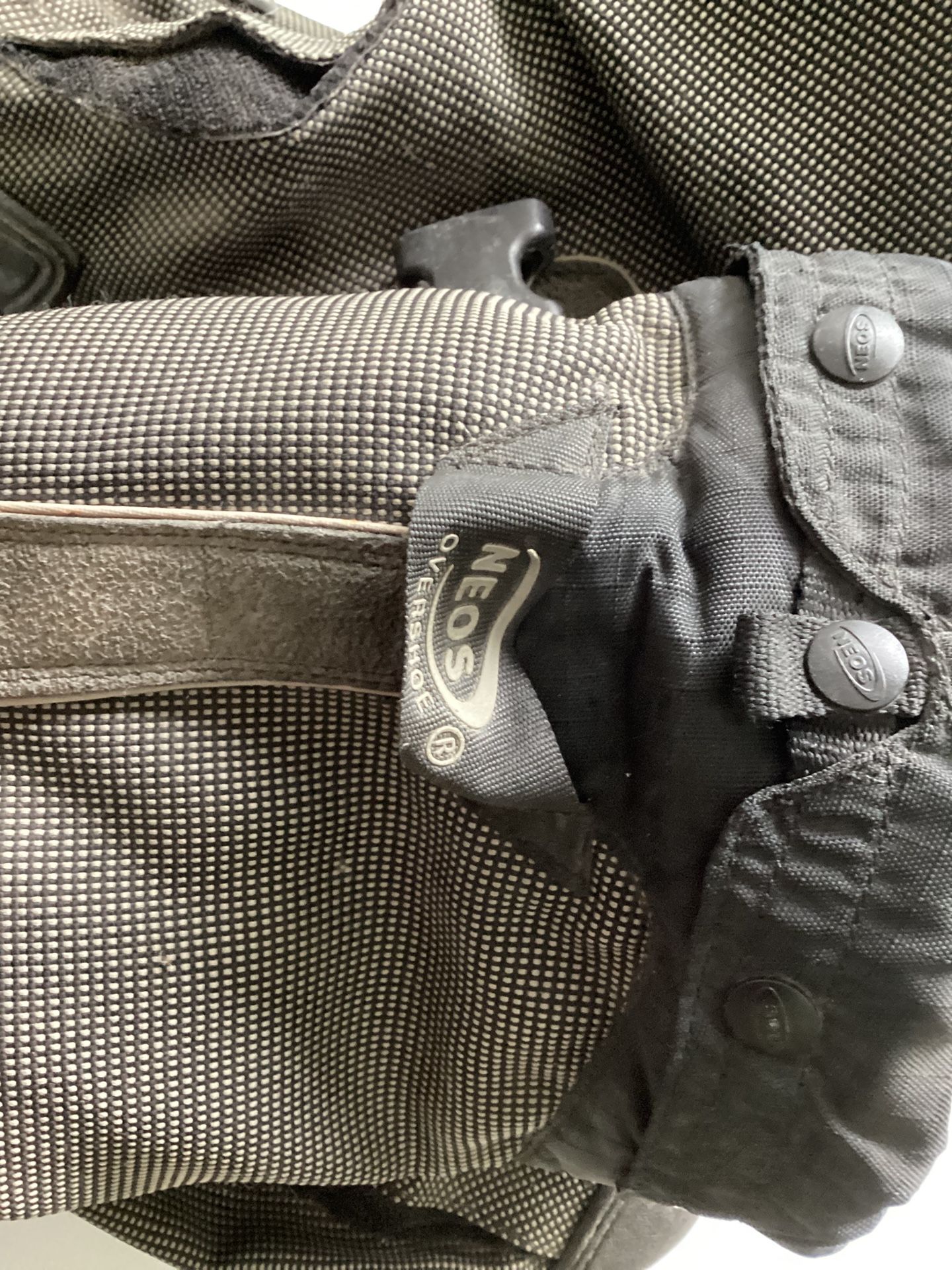 NEOS Overshoe Boots With Gators And Studs $40