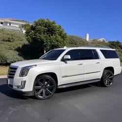 2017 Cadillac Escalade – Fully Loaded – Custom Rims – Only 54K Miles!