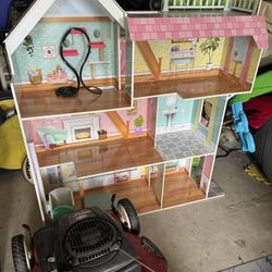 Doll House/ Casa De Muñecas