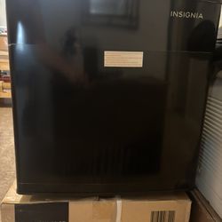 Insignia 12 Volt Refrigerator 