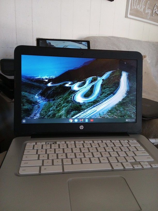 SEMI NEW HP TOUCHSCREEN LAPTOP WORKING PERFECTLY $125 NO LESS