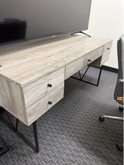 Beautiful grey/brown desk with 4 drawers