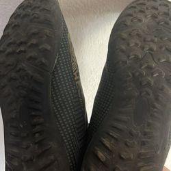 Indoor soccer cleats