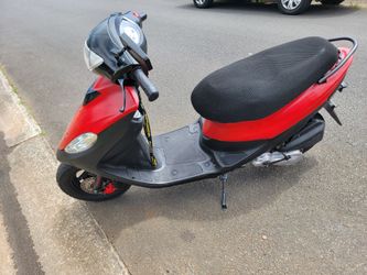 Red and Black sym dd50 Gas Moped Scooter