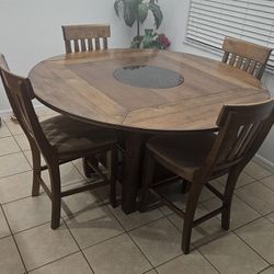 Dining Room Table 4 Seats Square/Circle.   