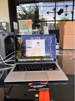 MACBOOK Air 13” 2020 Core-i5 8GB Chip RAM 256SSD! 90 Day warranty! We offer financing.