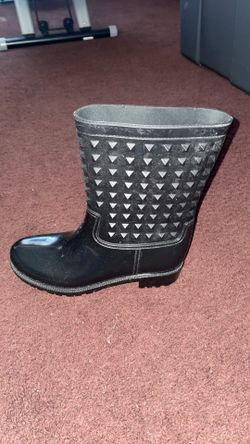 Woman’s size 9 rain boots