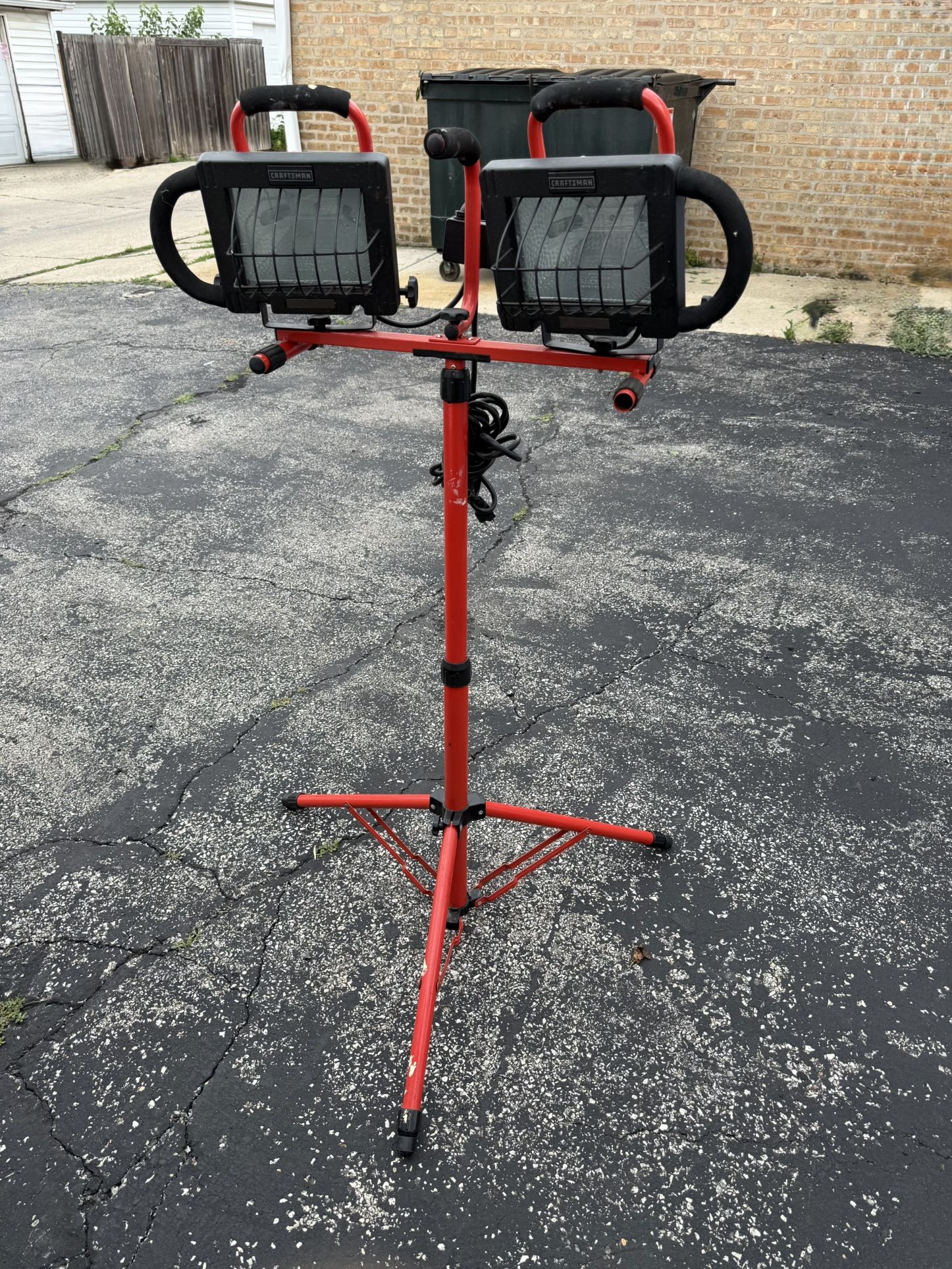 CRAFTSMAN WORK LIGHT UNIT WITH TWO LAMPS. ADJUSTABLE HIGH AND LIGHT ANGLE. IT WORKS AS IT SHOULD. $ 60.00 OR BEST OFFER.