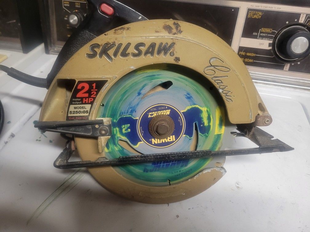 Skilsaw Circular Saw w/ Extra Blade