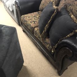 Beautiful Couch for sale With Pillows