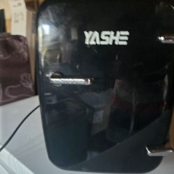YASHE Skincare Mini Fridge – 5L 