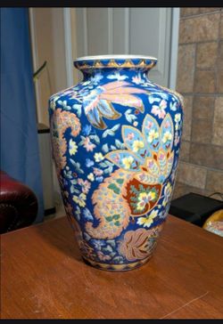 12" x 7.5" Vintage Porcelain Chinese Vase
