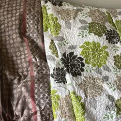 Beautiful 2 Sets queen Size  Bedspread The Green Color Has 2 Pillow Case & Bed Sheets One Spread One For Cover Mattress Each For $ 25