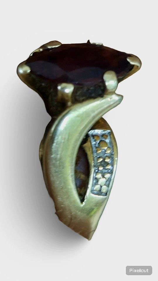 Vintage 10 Carat Yellow Gold Ring With Garnet