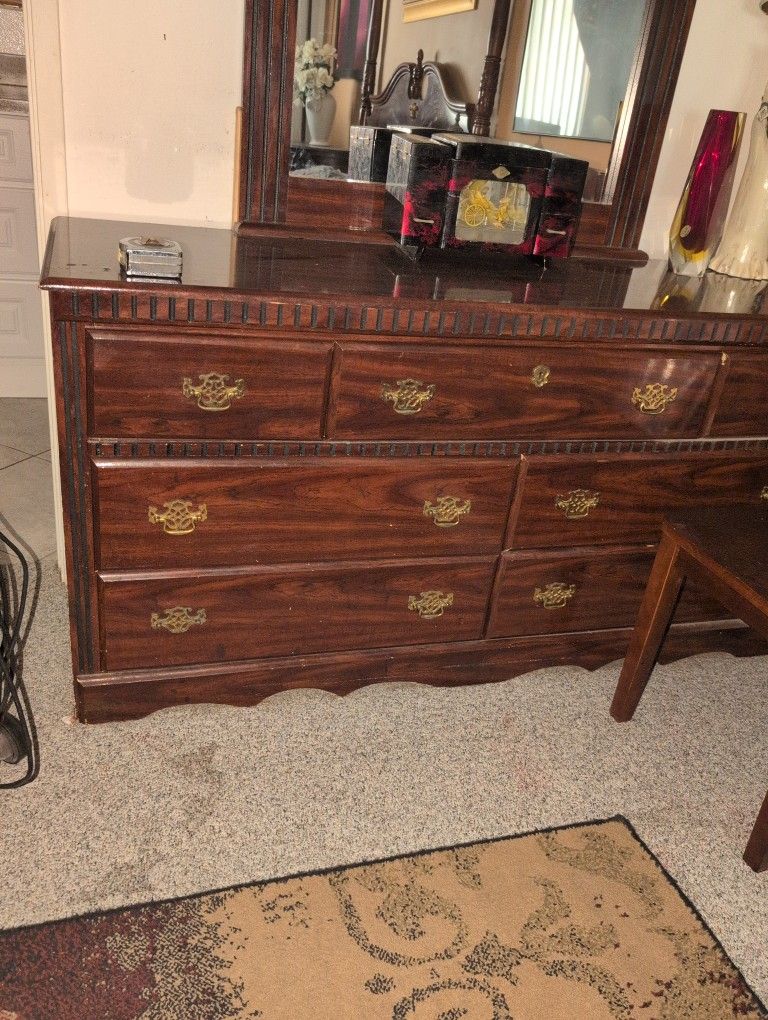 Dresser With Mirror