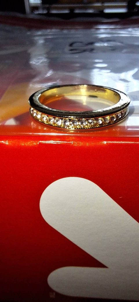 7 LADIES SZ 8 RINGS. lot 1