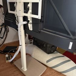 Rolling TV Floor Stand (32-70in tvs)
