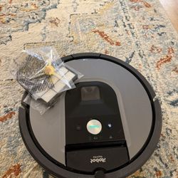 Roomba 900 Series Vacuuming Robot