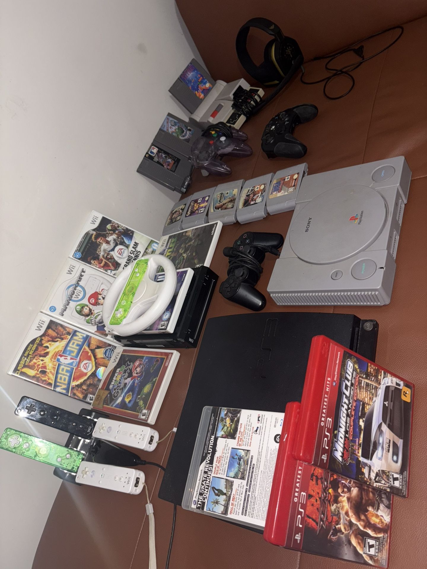 Múltiple Game Consoles With Games