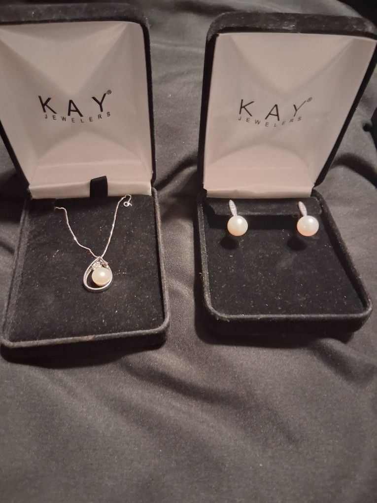 Diamond/Peral Necklace And Earrings Set