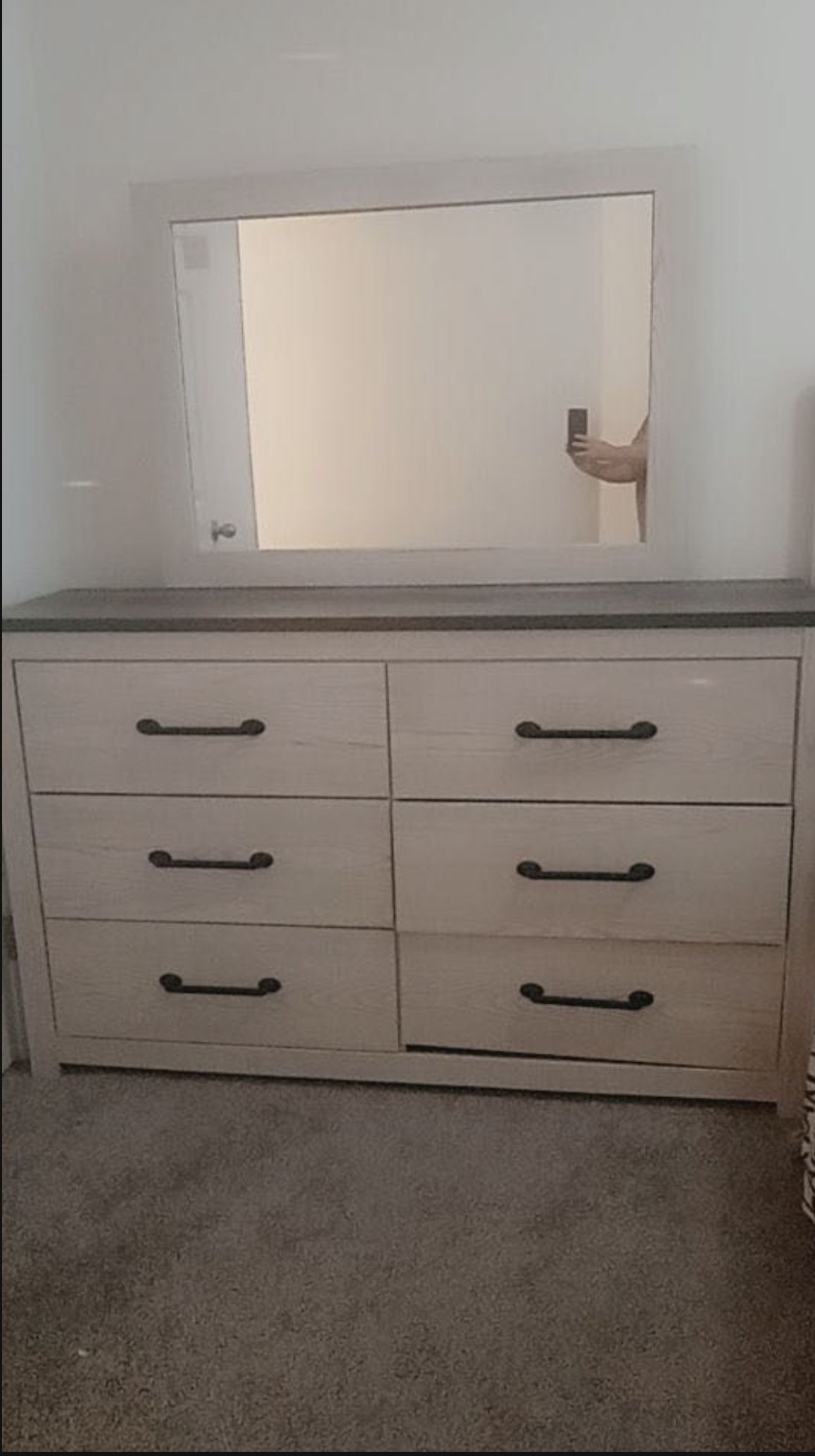 Dresser With Mirror 