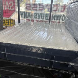 QUEEN SIZE STEARNS & FOSTER KIRKLAND PILLOW TOP MATTRESS & BOX SPRING BED SET