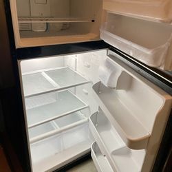 Frigidaire Silver Mist Refrigerator – 18 cu. ft. – Cold & Clean – 50% Off (Brier Creek)