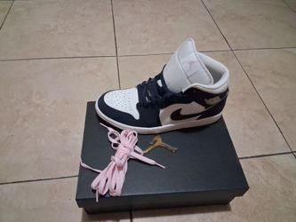 Size 9...air jordan 1 mid