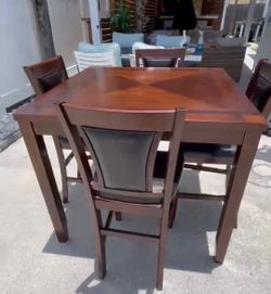 Beautiful brown table with chairs in excellent condition